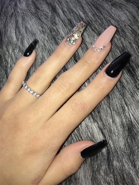 Uñas negras con nude